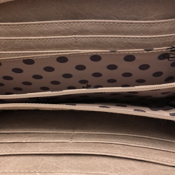 NWOT GUESS Wallet - Picture 6 of 8